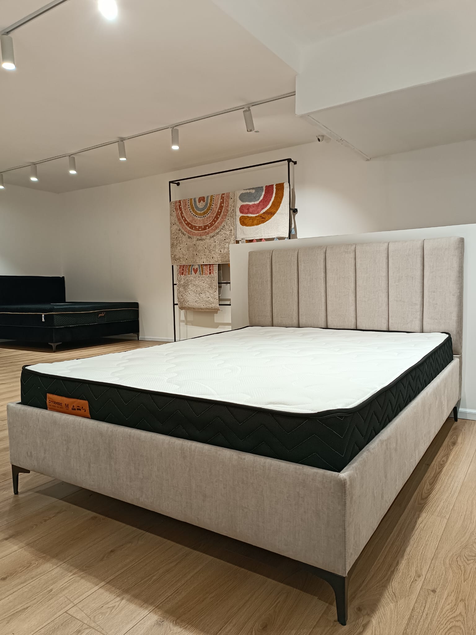 מיטה מרופדת מדגם דורמיר