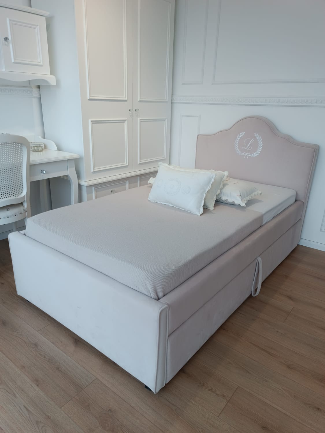 מיטה מרופדת מדגם לואי